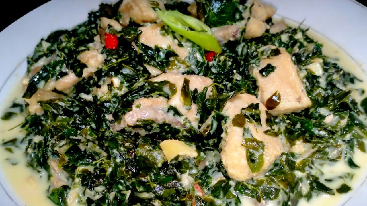 CHICKEN AND MALUNGGAY (MORINGA) IN COCONUT MILK | GINATAANG MALUNGGAY WITH MANOK