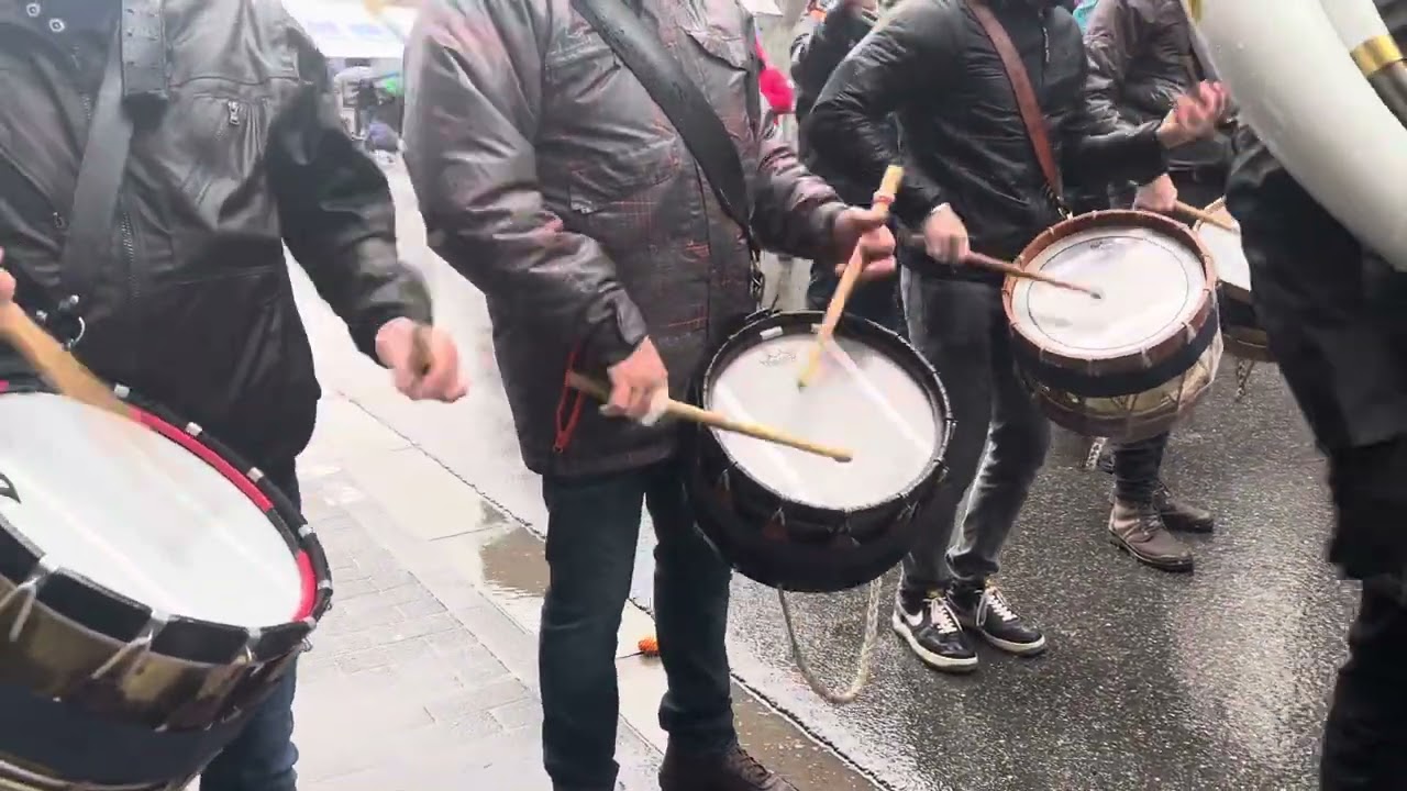 CARNAVAL LA LOUVIÈRE 2024 MÈRE TANT PIS LES AMIS RÉUNIS