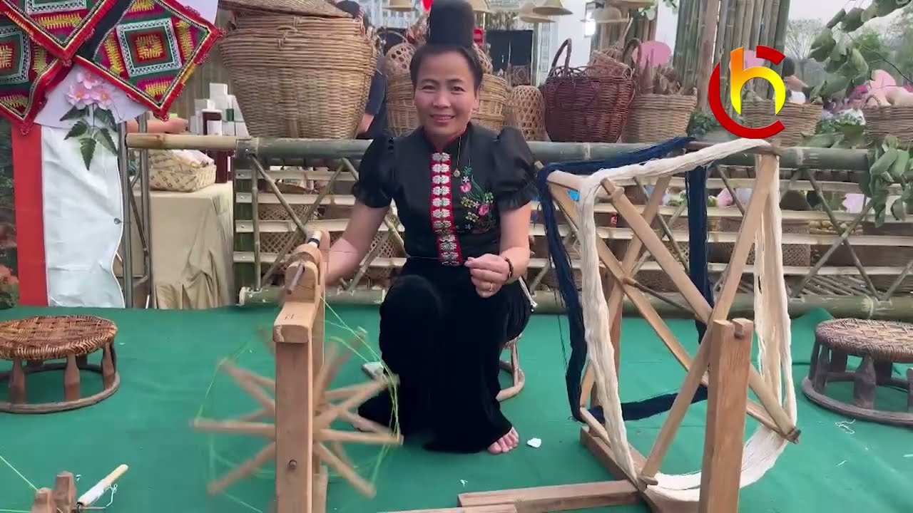 DÂN CA THÁI: BỐN HÀ PÚ HÔ-MƯƠNG MINH THÁI NỰA-PO PÉT LIÊM- MƠI PI NỌNG BẤNG PHĂNG.