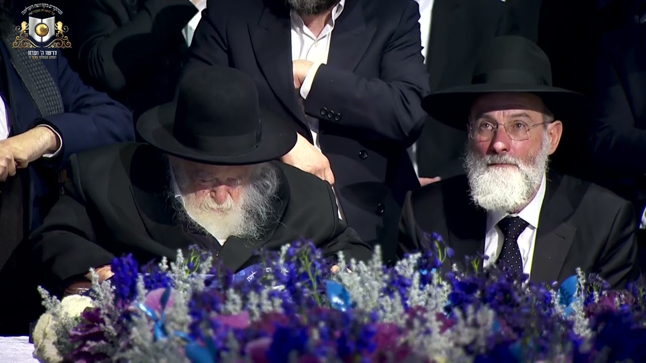 ברגשות גואים ובתפילה פורצת מלב של 