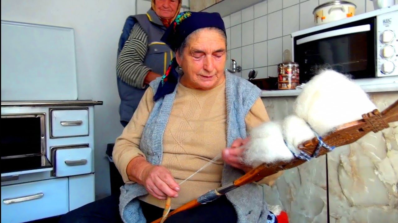 U selu nas samo osmero i to starijih.Predem,pletem i samo podjelim.