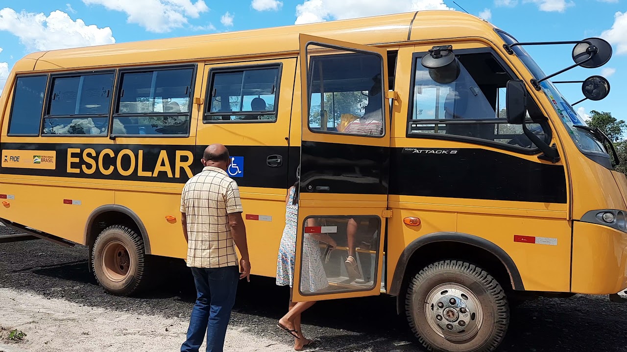Ônibus Vem Pegar Os Meninos Pra Ir  Pra Escola