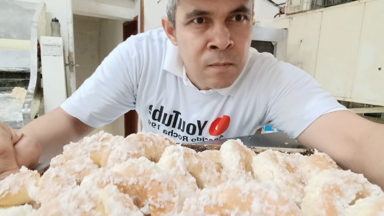 Rosquinha de pinga cobertura com fundan e coco ralado