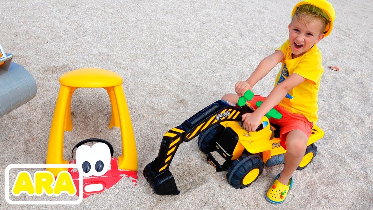 يلعب فلاد ونيكيتا على الرمال وفي الهواء الطلق