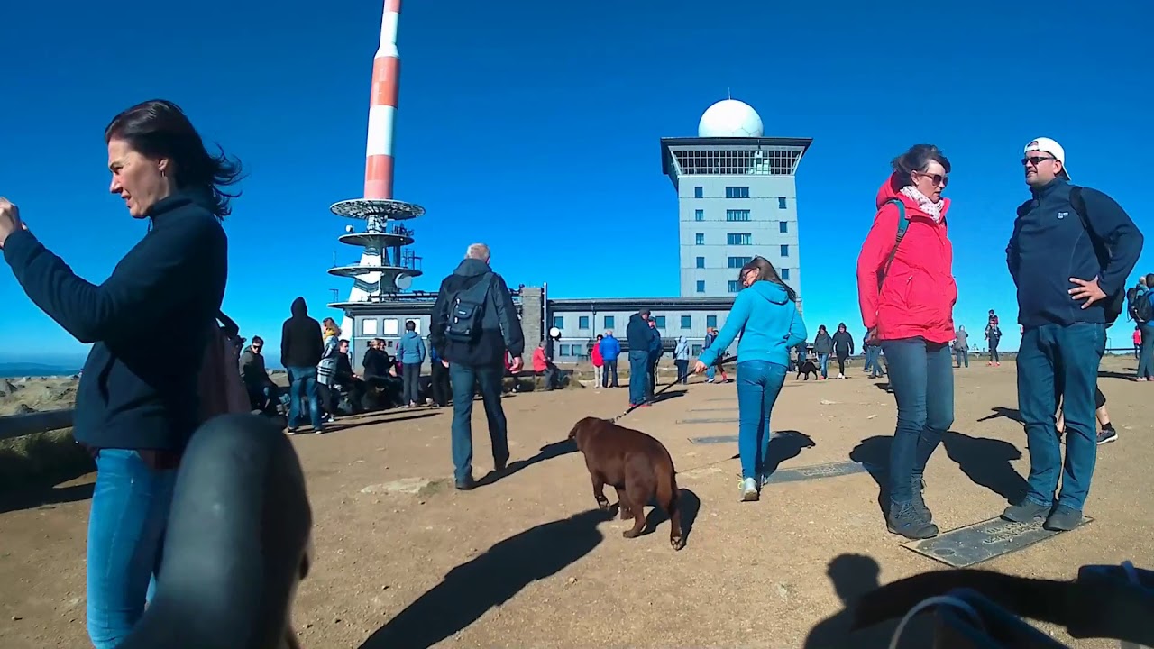 Christian Wiegand mit einem Bein auf dem Rennrad zum Brocken