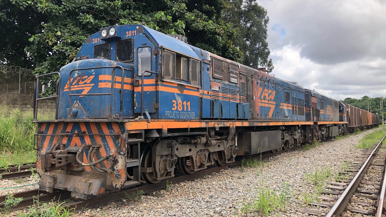 Dupla de U20c FCA manobrando vagões de bobinas de aço e do trem da Bahia