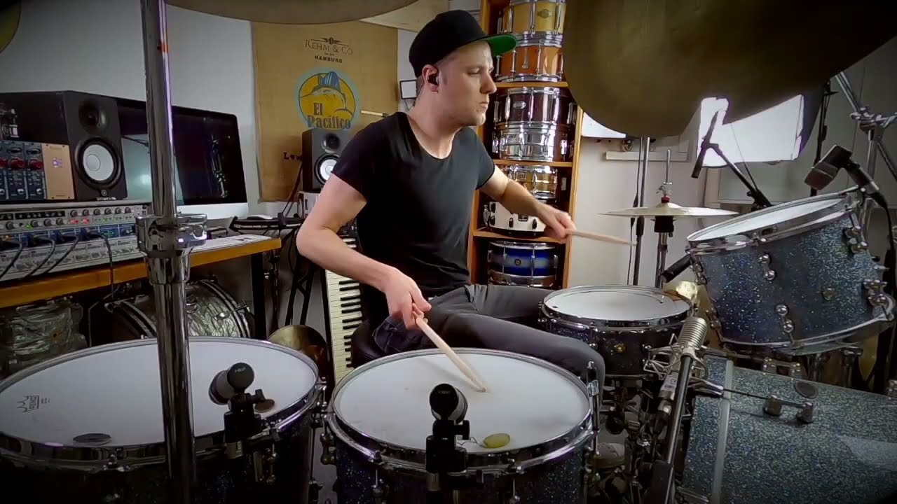 Moritz Mueller plays 