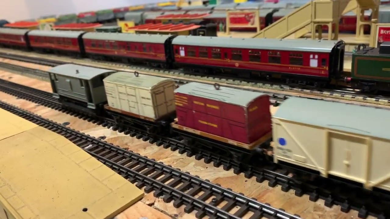 Hornby Dublo 2 Rail LT25 BR 2-8-0 Stanier Class 8F Locomotive 480158