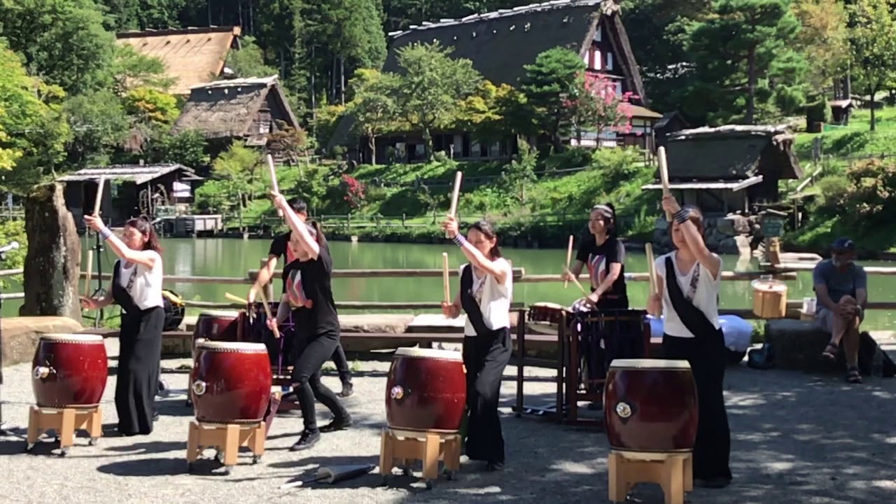 Percusionnistes japonaises en totale synchro musicale et gestuelle