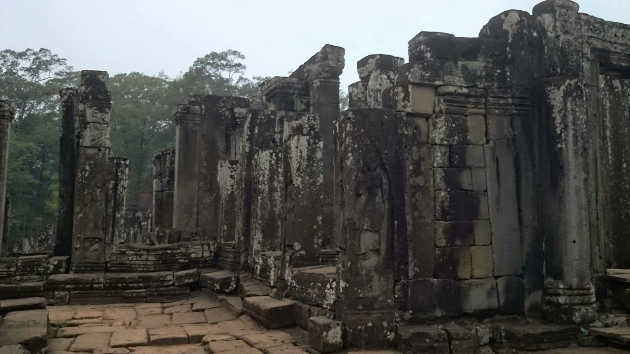 アンコールトム遺跡観光 バイヨン寺院　カンボジアの世界遺産