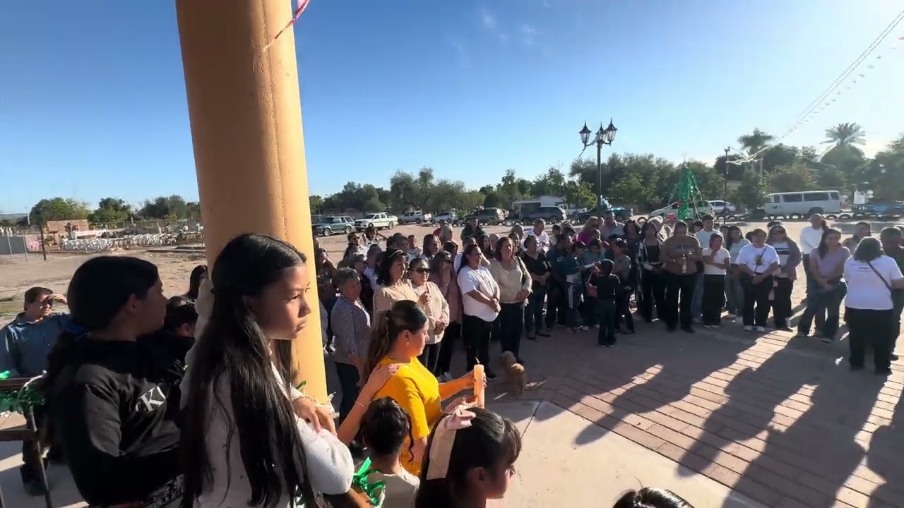 Prendiendo vela del  cirio bendito