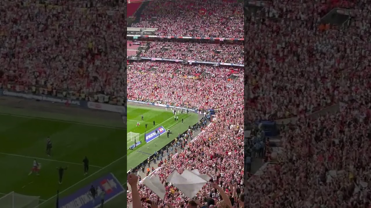 Sunderland players celebrate in front of fans - Free from Desire! #safc #football #sunderlandtilidie