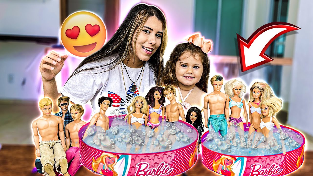EU E MINHA IRMÃZINHA FIZEMOS UMA PISCINA DE ESPUMA PARA MINHAS BONECAS BARBIES !