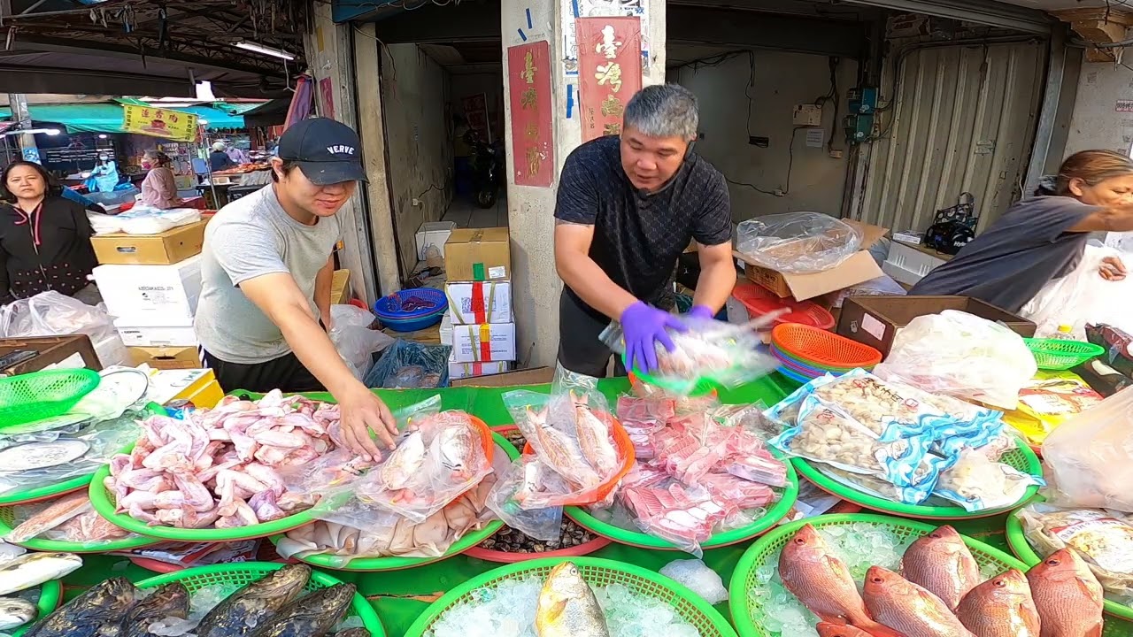 買氣超狂 東西都沒分配好 已經搶光了 關廟市場 忠孝街50號 士官長海鮮叫賣 海鮮拍賣 叫賣哥 seafood auction