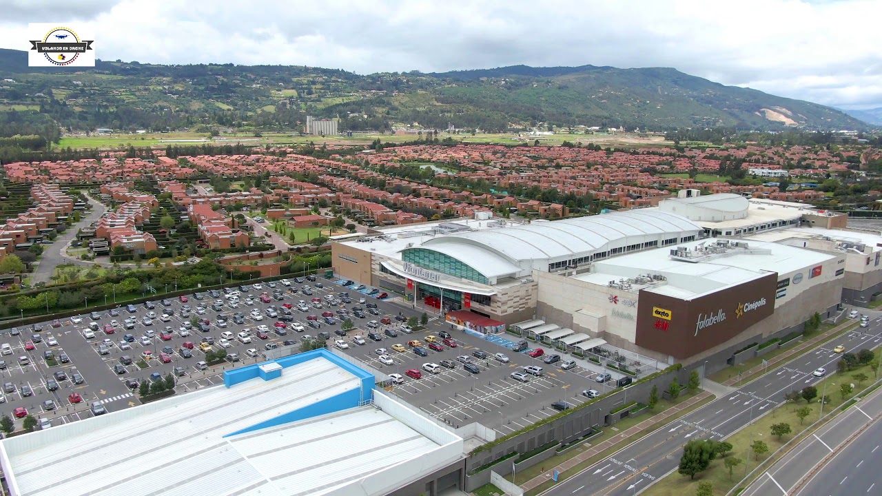 VOLANDO EN DRONE 4K - CHIA- HACIENDA FONTANAR Y CENTRO COMERCIAL - COLOMBIA