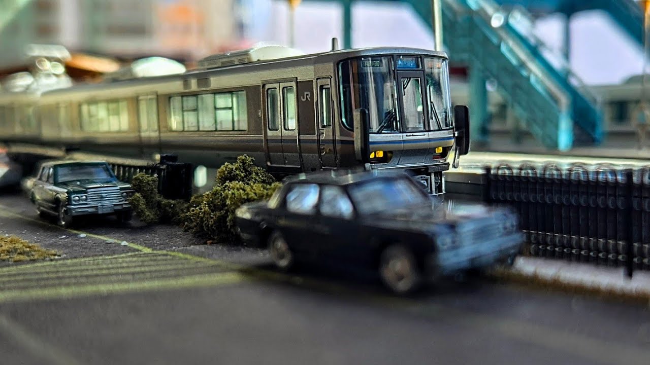 JR EMUs 225 series, 221 series: N scale compositions pairings runbys chases etc...