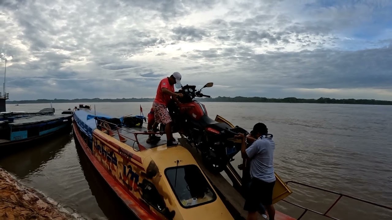De Nauta a Pucallpa con la moto a bordo