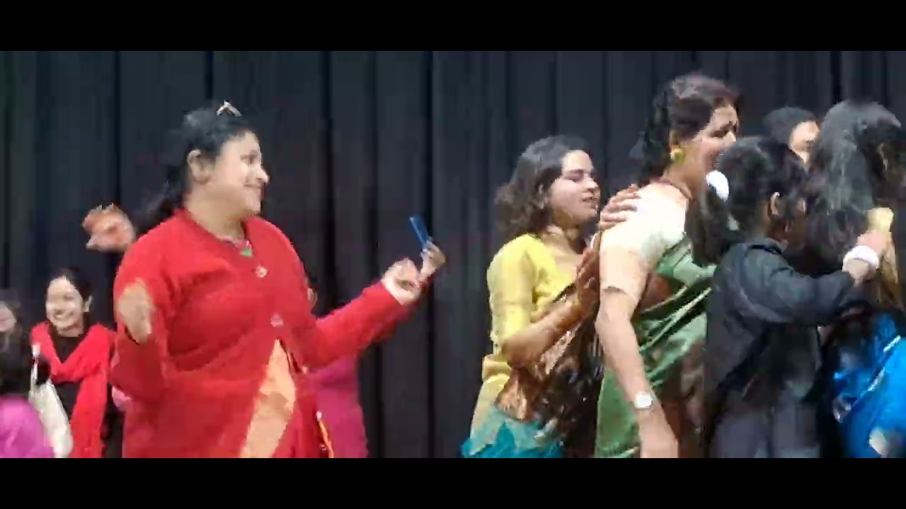Little artists dance as they please.