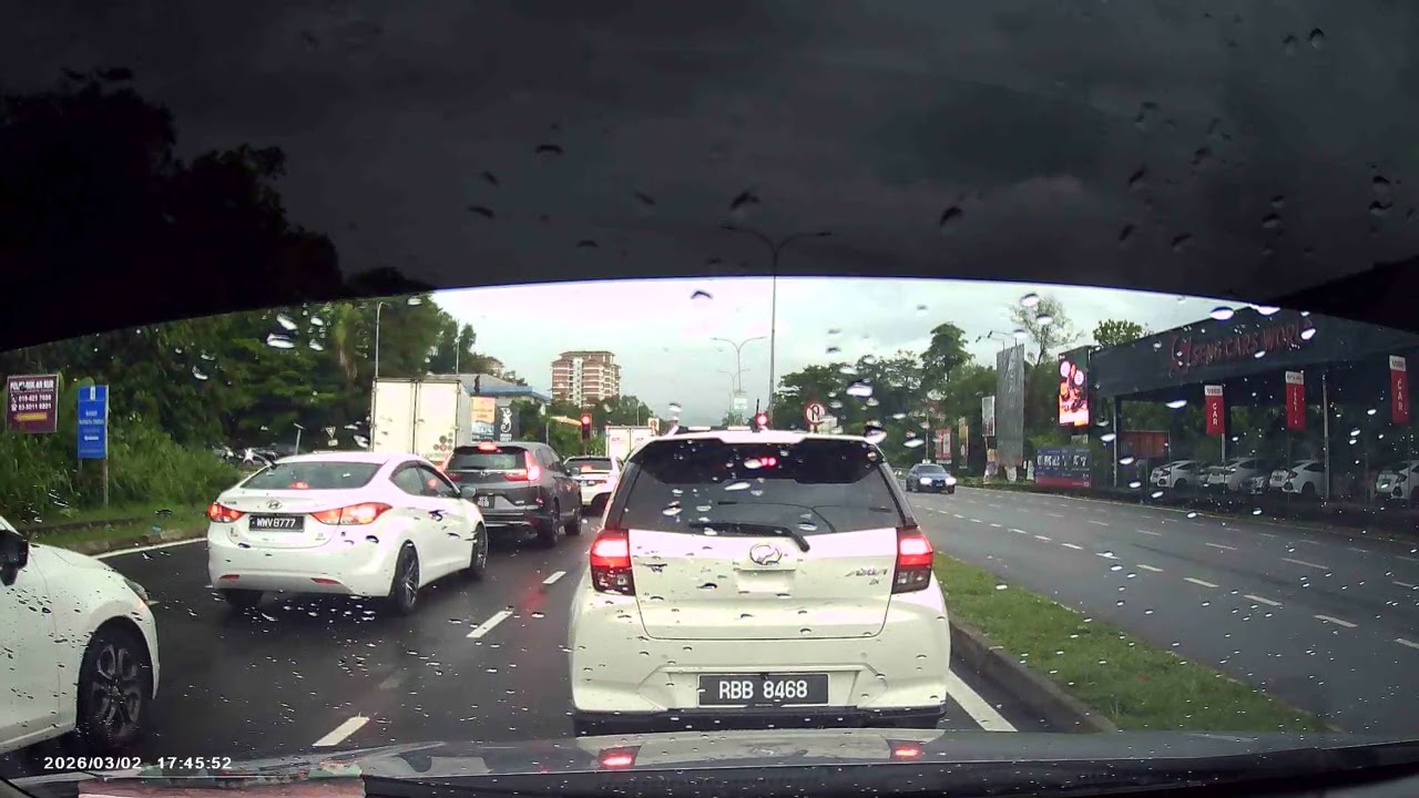 dashcam captured brainless motor rider on road.