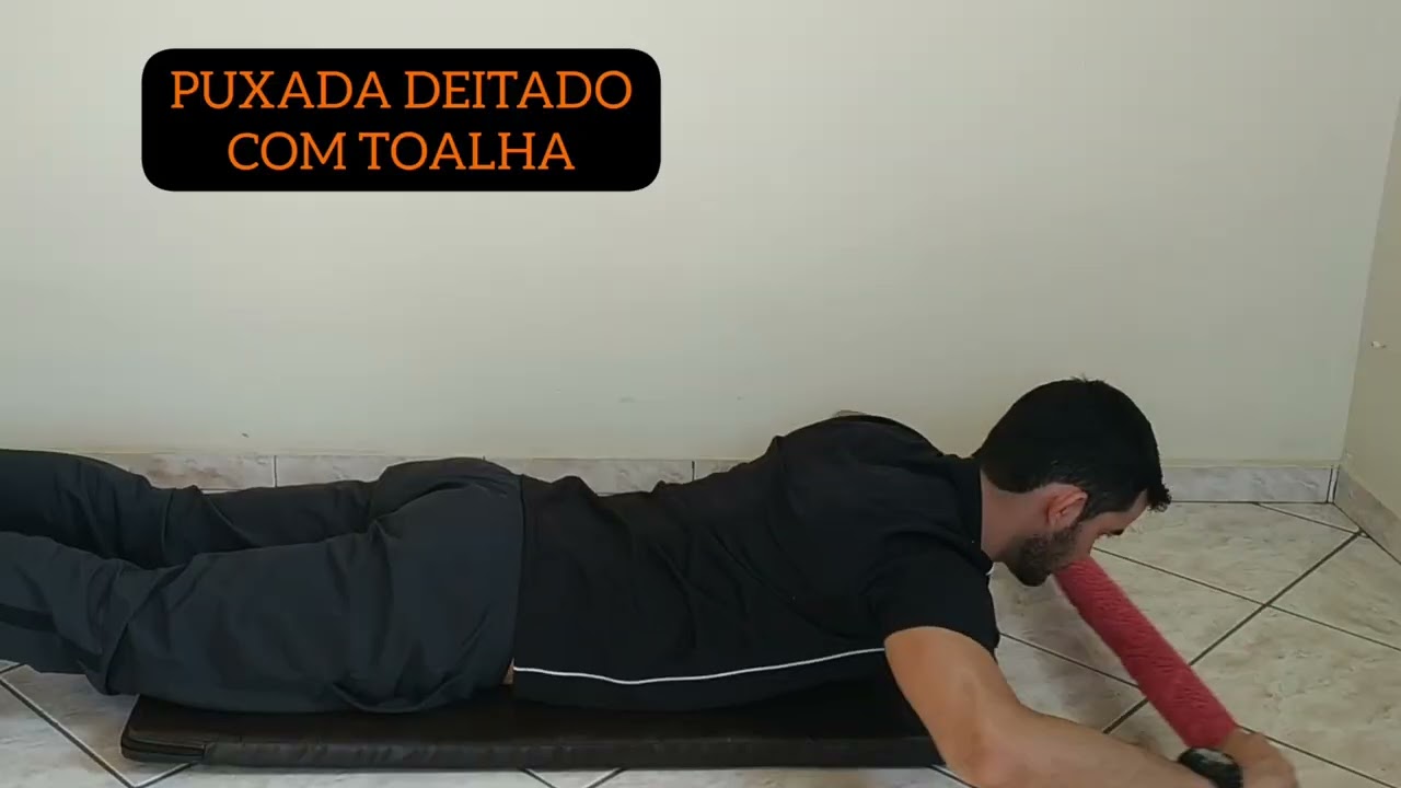 puxado deitado com toalha