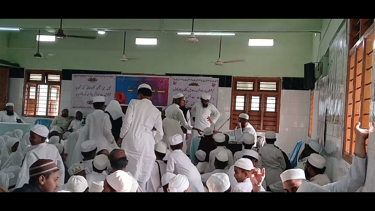 جلسہ سراج المکاتب کے اختتام پر حضرت شیخ مولانا محبوب الدولہ صاحب کے دست مبارک سے تقسم انعامات