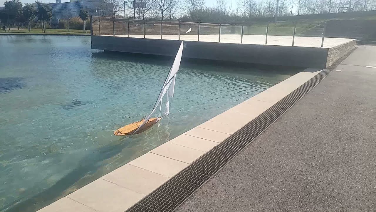 Velero RC inspirado en el Pen Duick