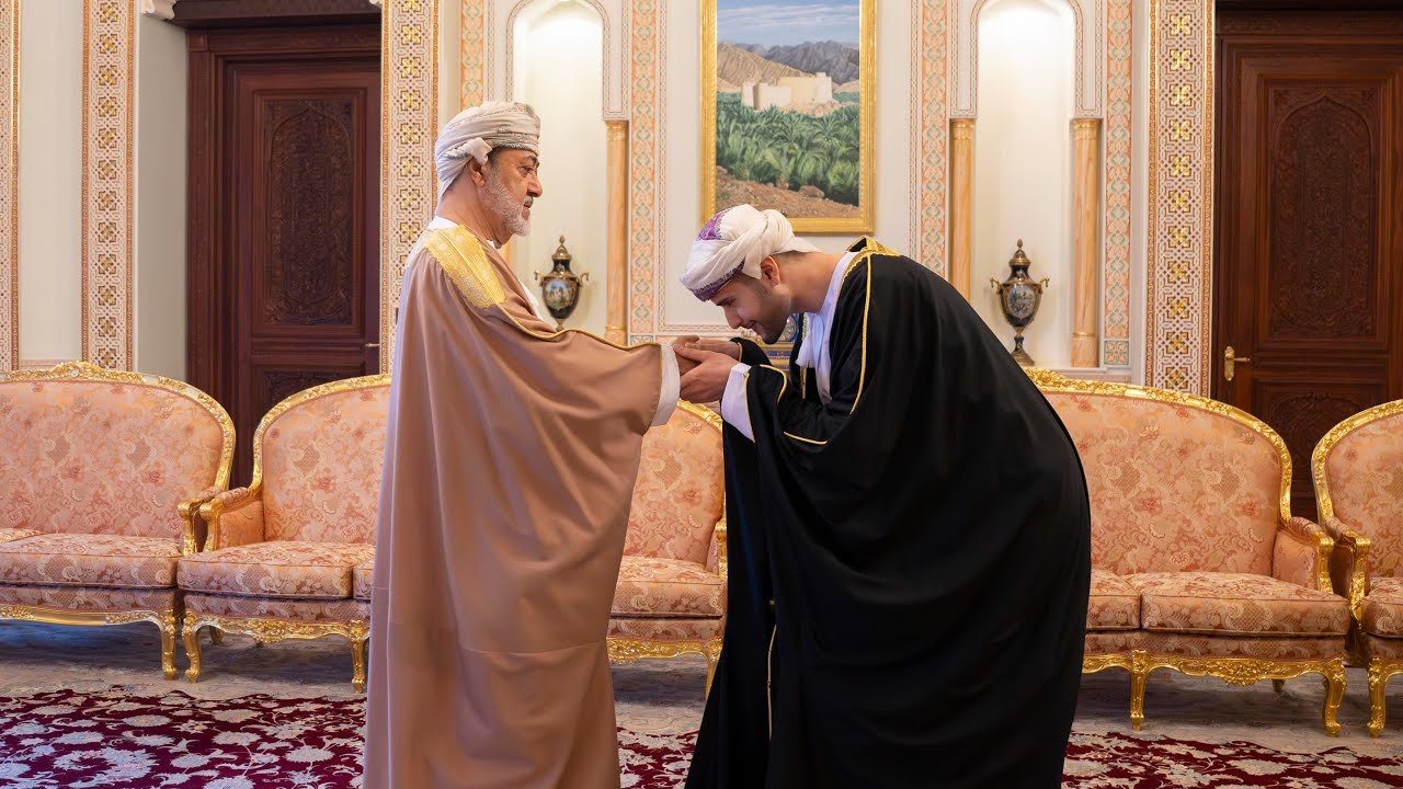 أمام المقام السامي عدد من أصحاب السمو والمعالي يؤدون قسم اليمين
