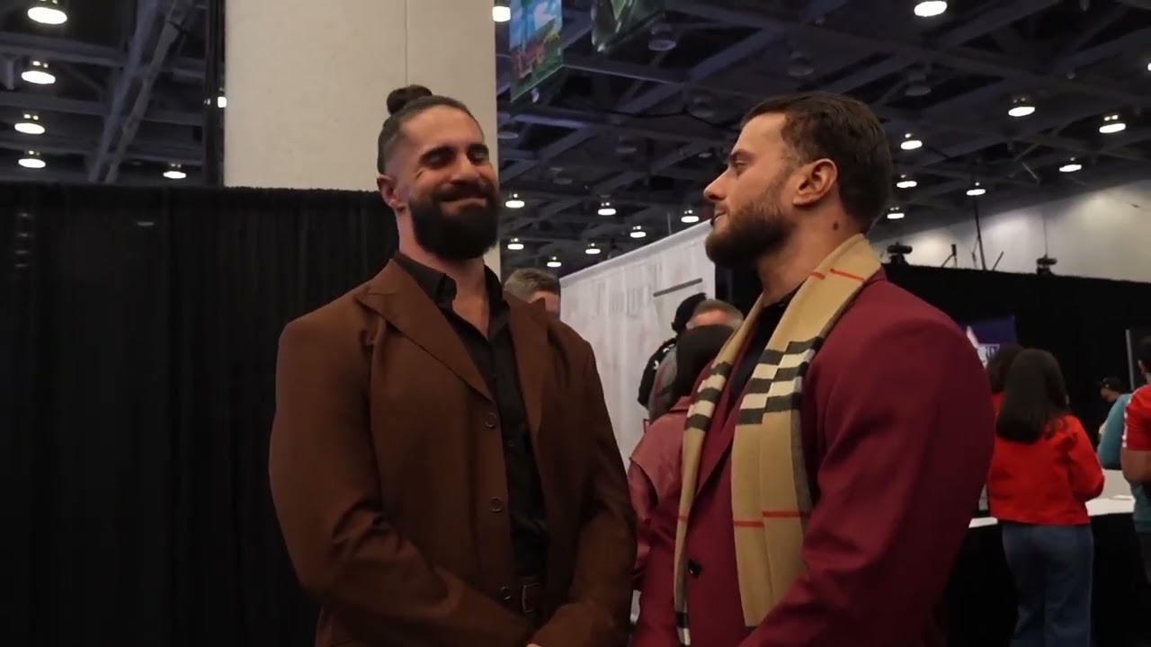 Сет Роллинз и Майкл Джей Фендер за кулисами на радиошоу Super Bowl Radio Row.