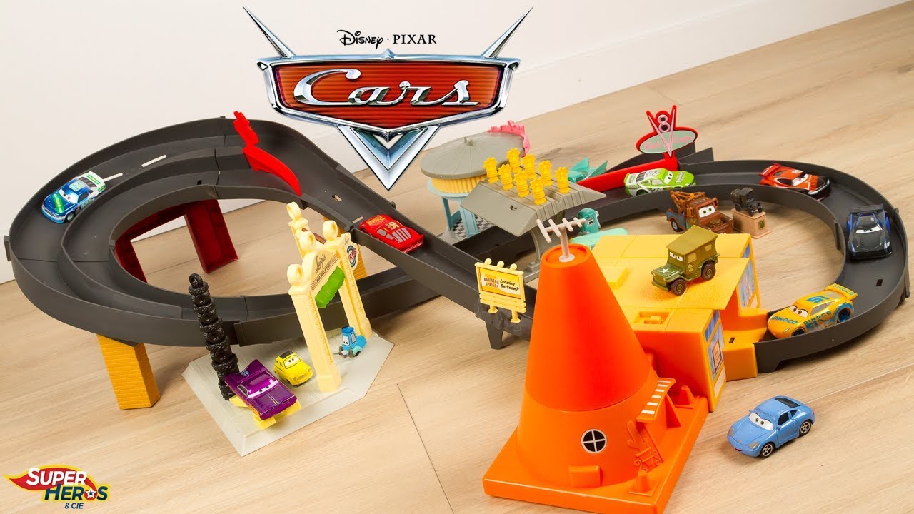 Disney Cars Piste Motorisée autour de Radiator Springs Coffret Matel Flash McQueen