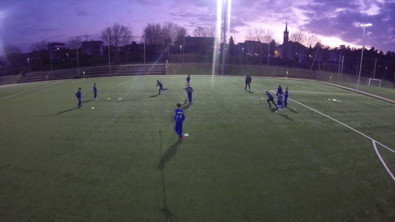 Tecnica dinamica - Calcio e ricezione di interno piede con smarcamento del play