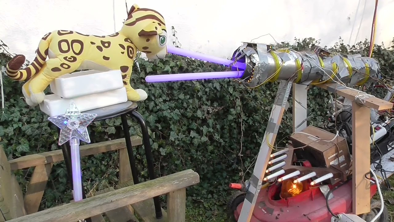 Die elektronische Verkleinerungsmaschine schrumpft Kuscheltier auf Ameisengröße. The shrinking toy.