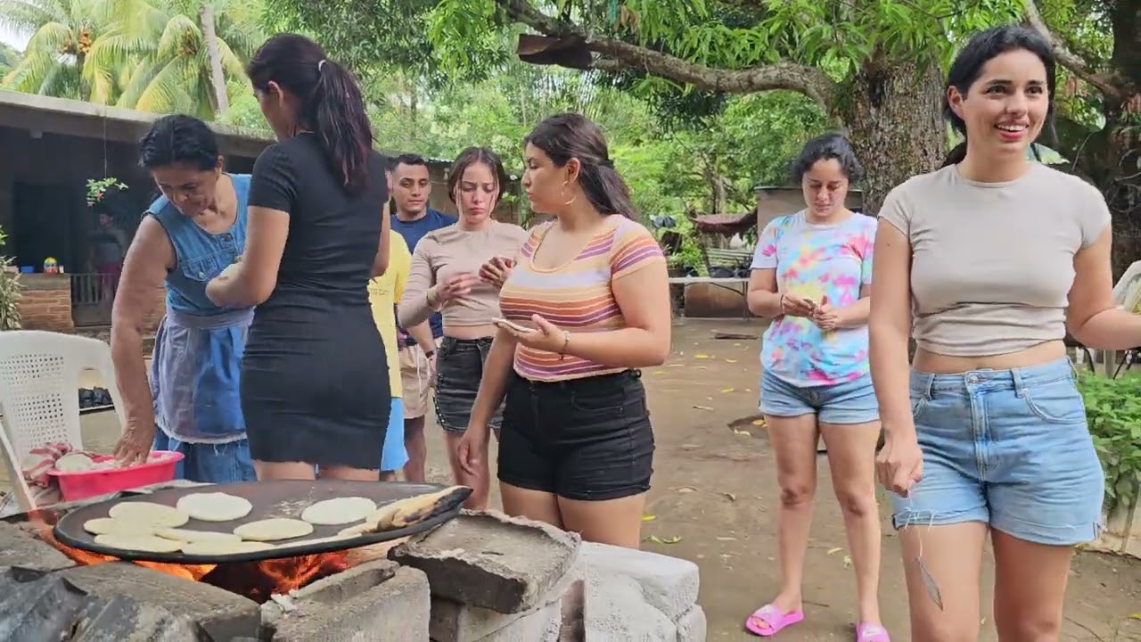 Volvimos a echar las tortillas en el patio de Tun tun😍