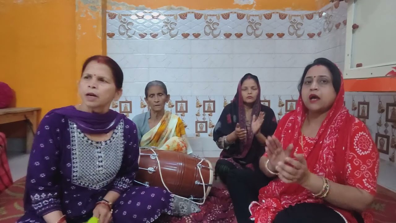 मंडप के बीच गौराज्ञ की पड़ रही भंवरिया