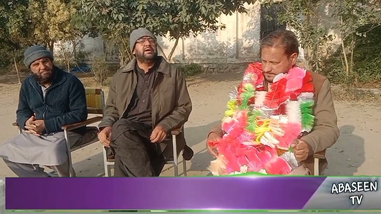 سر پرست اعلی محمد روخان ناز کو اباسین ادبی ٹولنہ کے دوست ہار پہنا رھے ہیں 