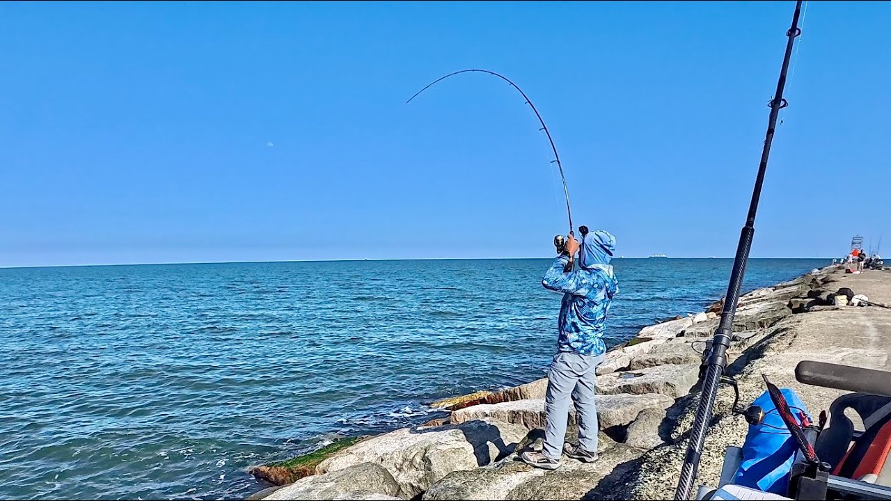 The BIG speckled trout are here Surfside Jetty (S8 E47)