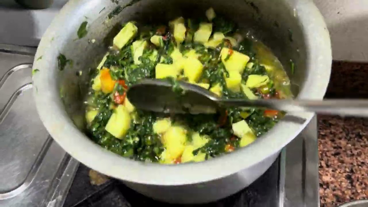🥔Aalo, palak ki sabji ,tamatar  🍅hare  dhaniye  ki chatni 😋