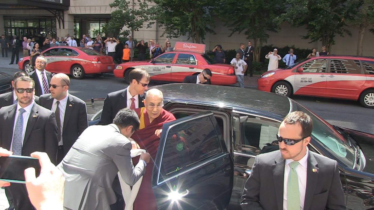 His Holiness arrived in DC amid warm welcome ༸གོང་ས་མཆོག་ཨ་རིའི་རྒྱལ་སར་ཞབས་སོར་འཁོད་སོང་།