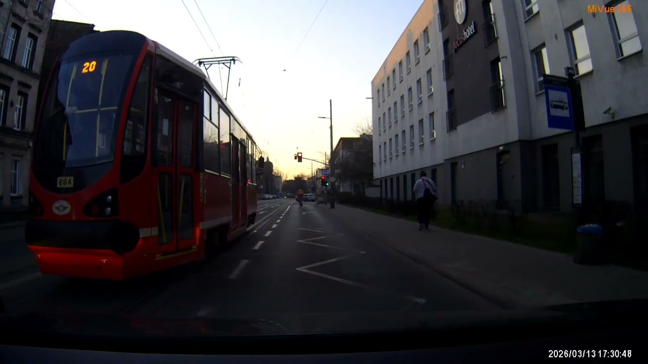 Dostawca na czerwonym. 