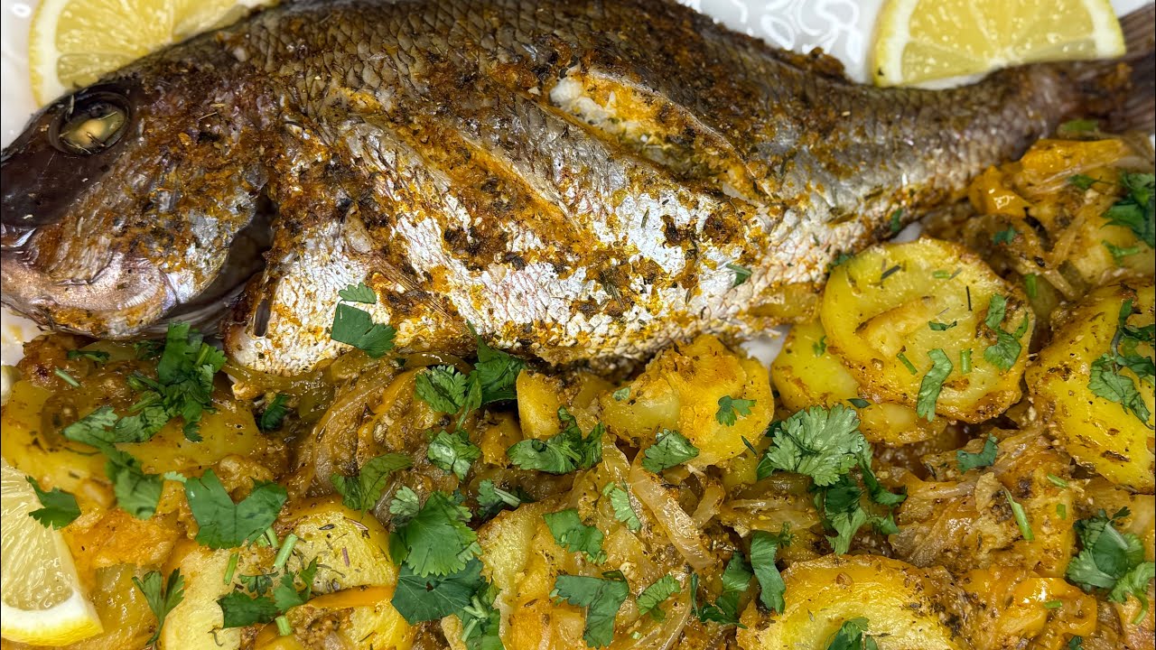 سمك (حوت ) في الفرن مع البطاطا بزاف بنينة وساهلة poisson au four avec pommes de terre 