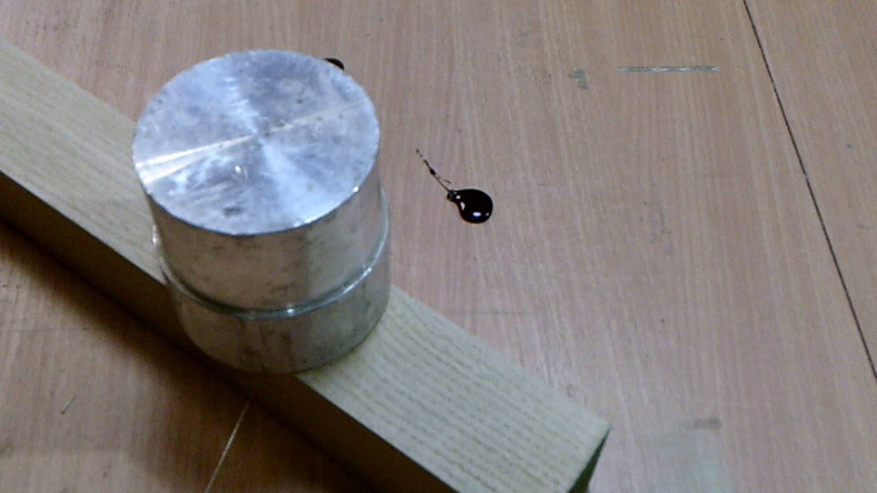 Beschädigungen im Holz und Astlöcher mit der Heißklebepistole auffüllen und reparieren