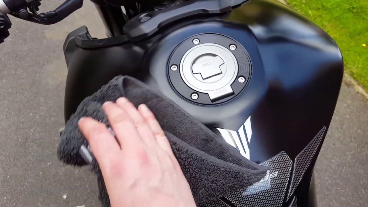 Review & demo of Vulcanet cleaning wipes! Tested on 2017 Yamaha MT 09