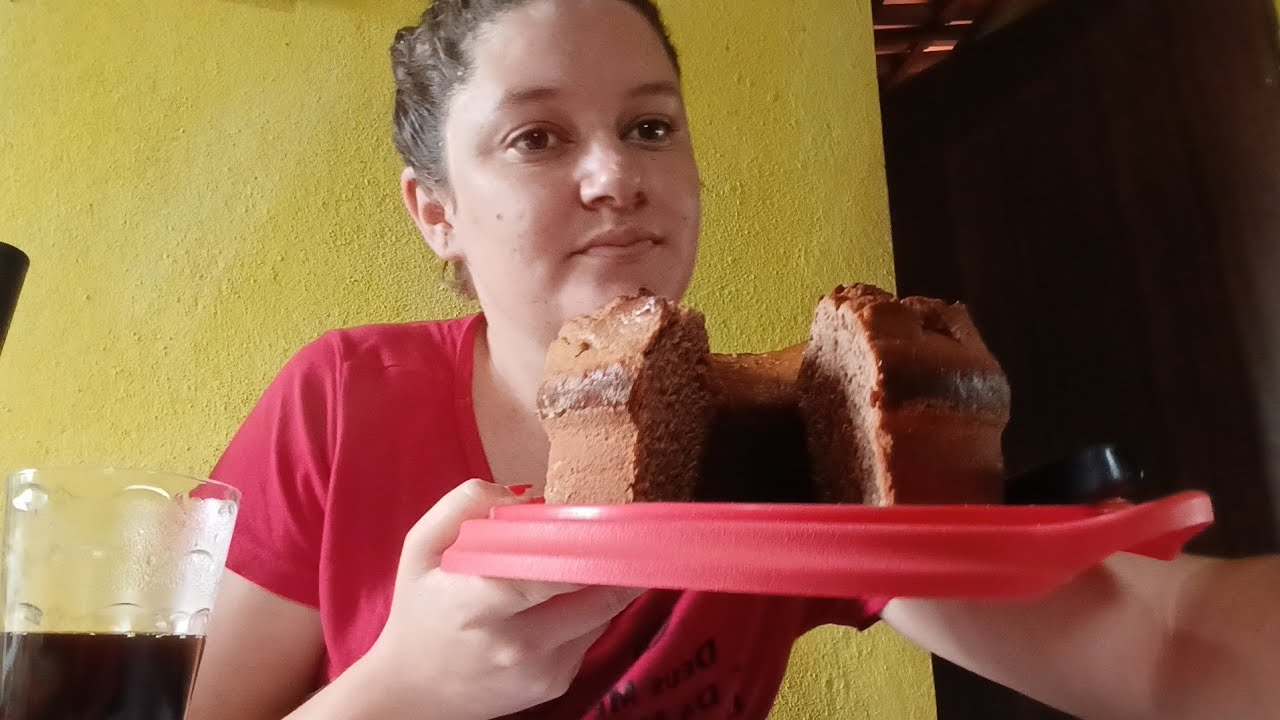 TOMANDO CAFÉ DA MANHÃ COM BOLO HUMMMM.