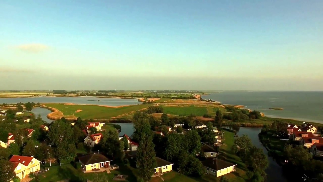 Drohnenaufnahmen im Sonnenuntergang Beach Resort Makkum