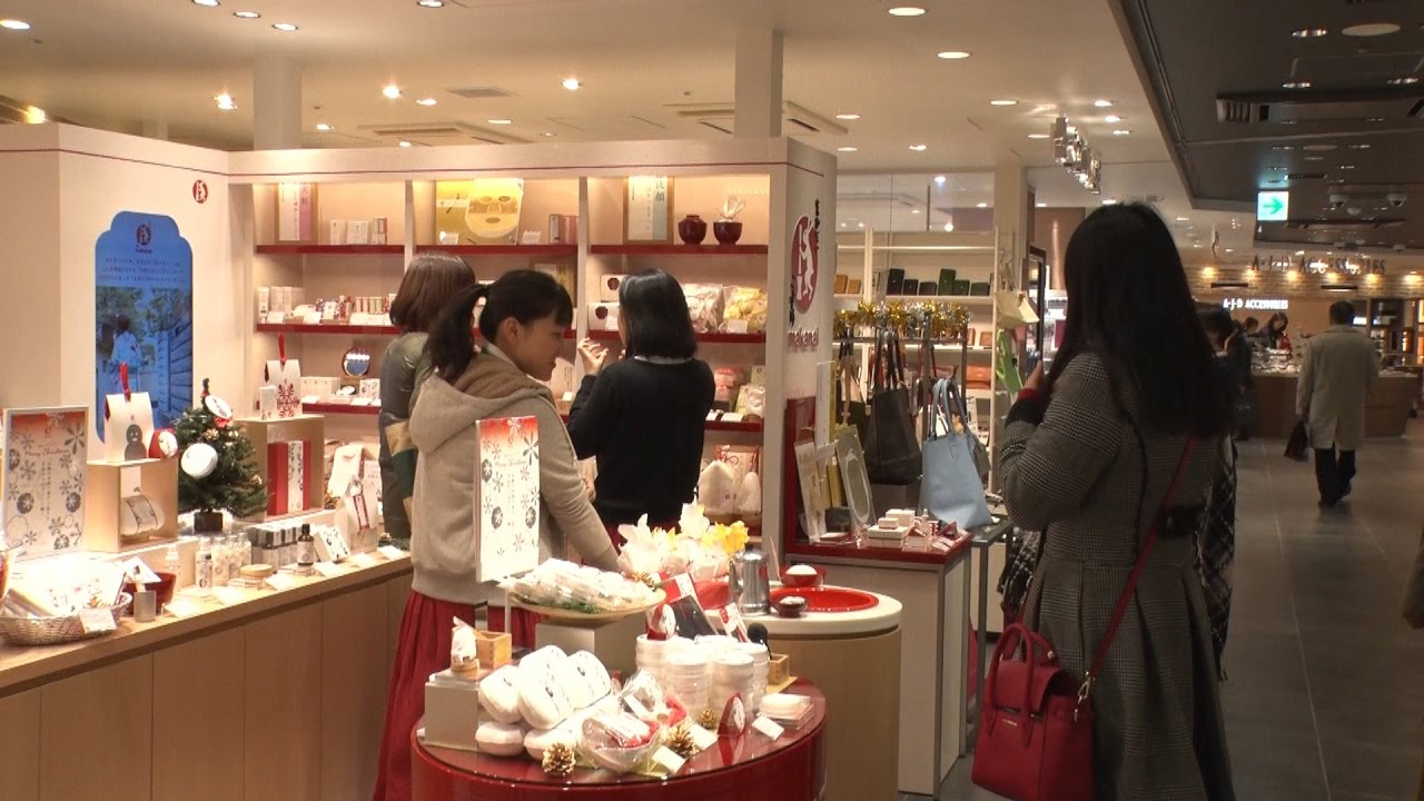 Tokyo Makeup: Beautification-in-Station
