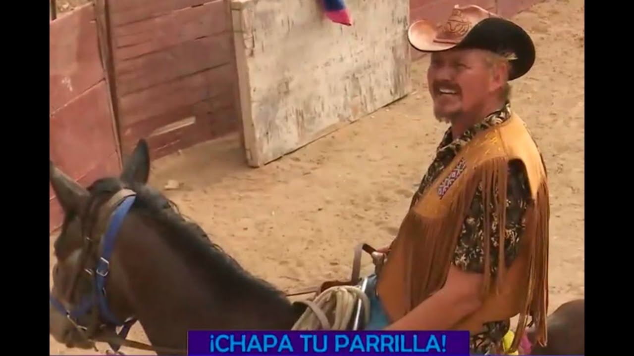 El gringo Karl ahora es un experto parrillero y hace show de rodeo en su local