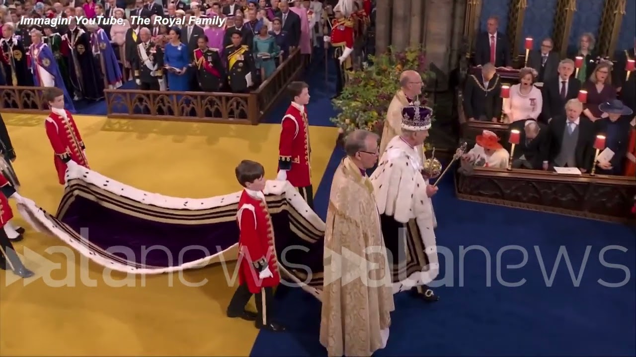 Carlo III lascia Westminster sulle note di 