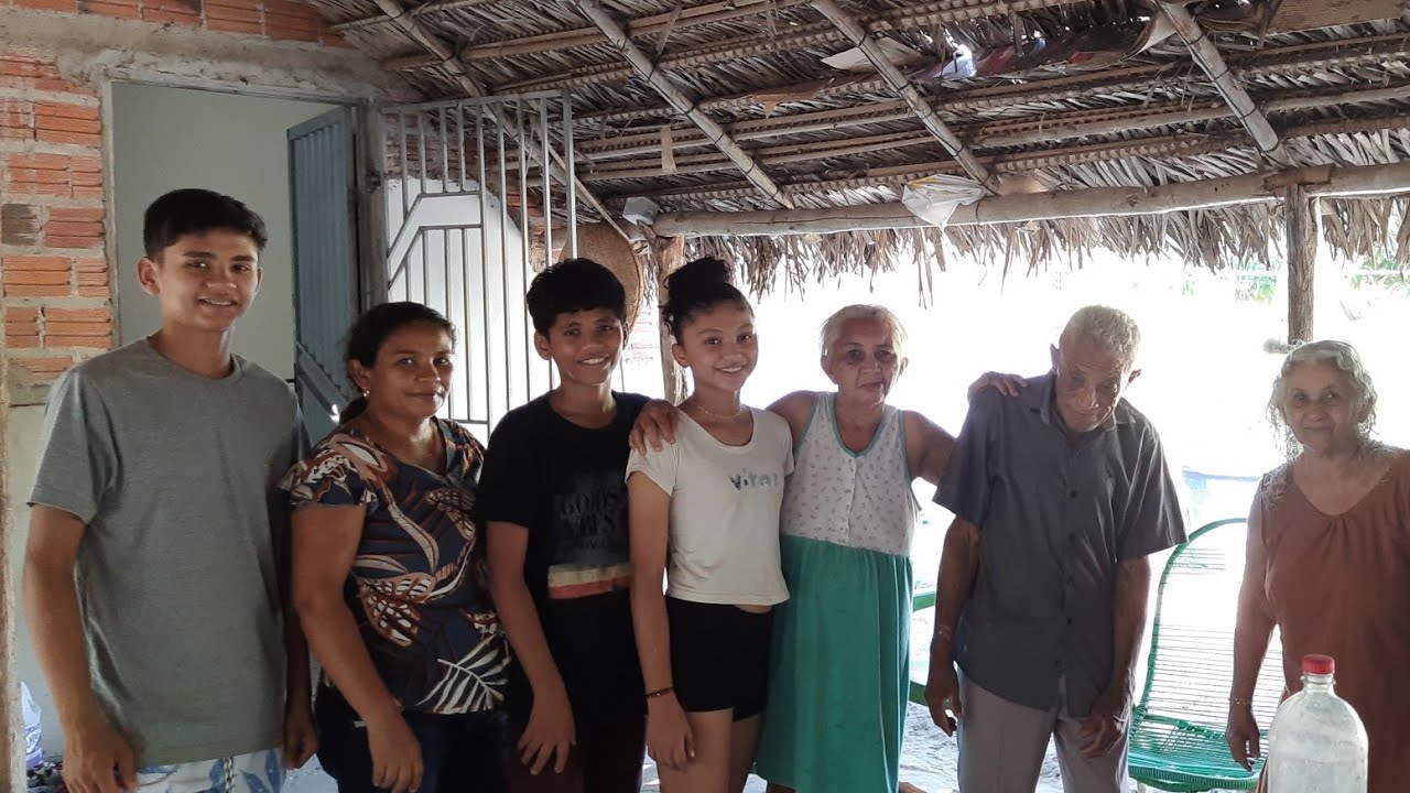 Patonho visita família pescador e rever suas primas