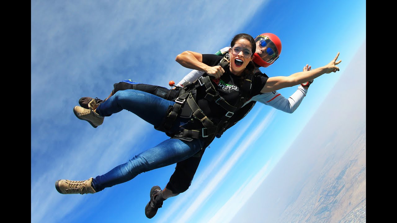 MICHELLE LEWIN - Skydive in Dubai