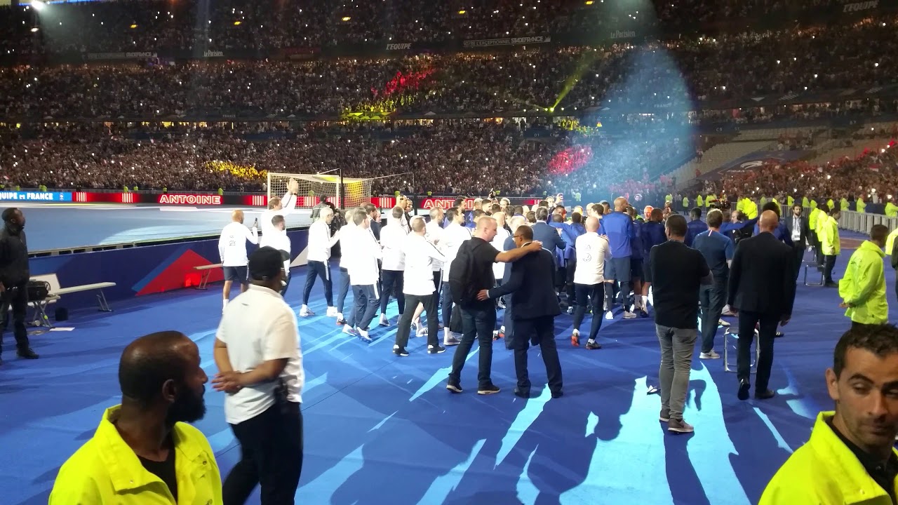 Tour d'honneur de l'Équipe de France  championne du monde de football