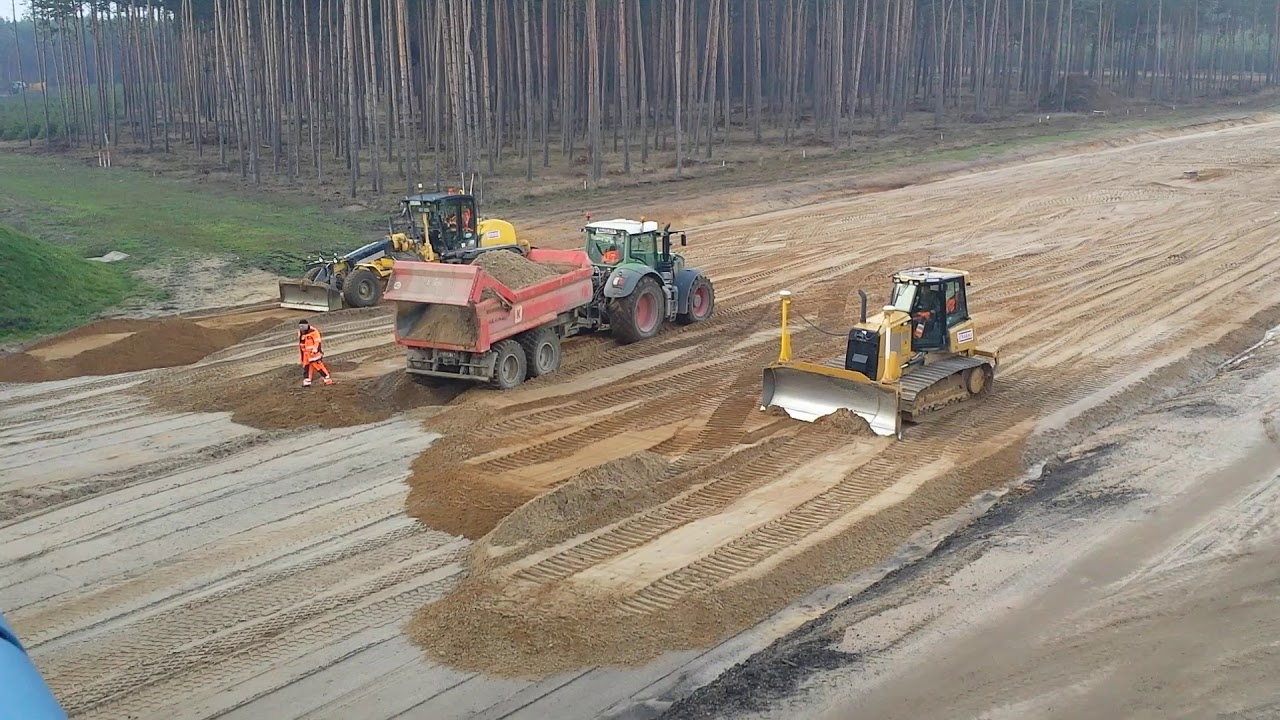 CAT D6K2 and NEW HOLLAND 156.7 pushing Sand